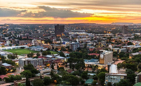 découvrez les trois capitales d'afrique du sud : pretoria, le siège du gouvernement ; le cap, le centre législatif ; et bloemfontein, la capitale judiciaire. plongez dans l'histoire et la culture de ces villes uniques.