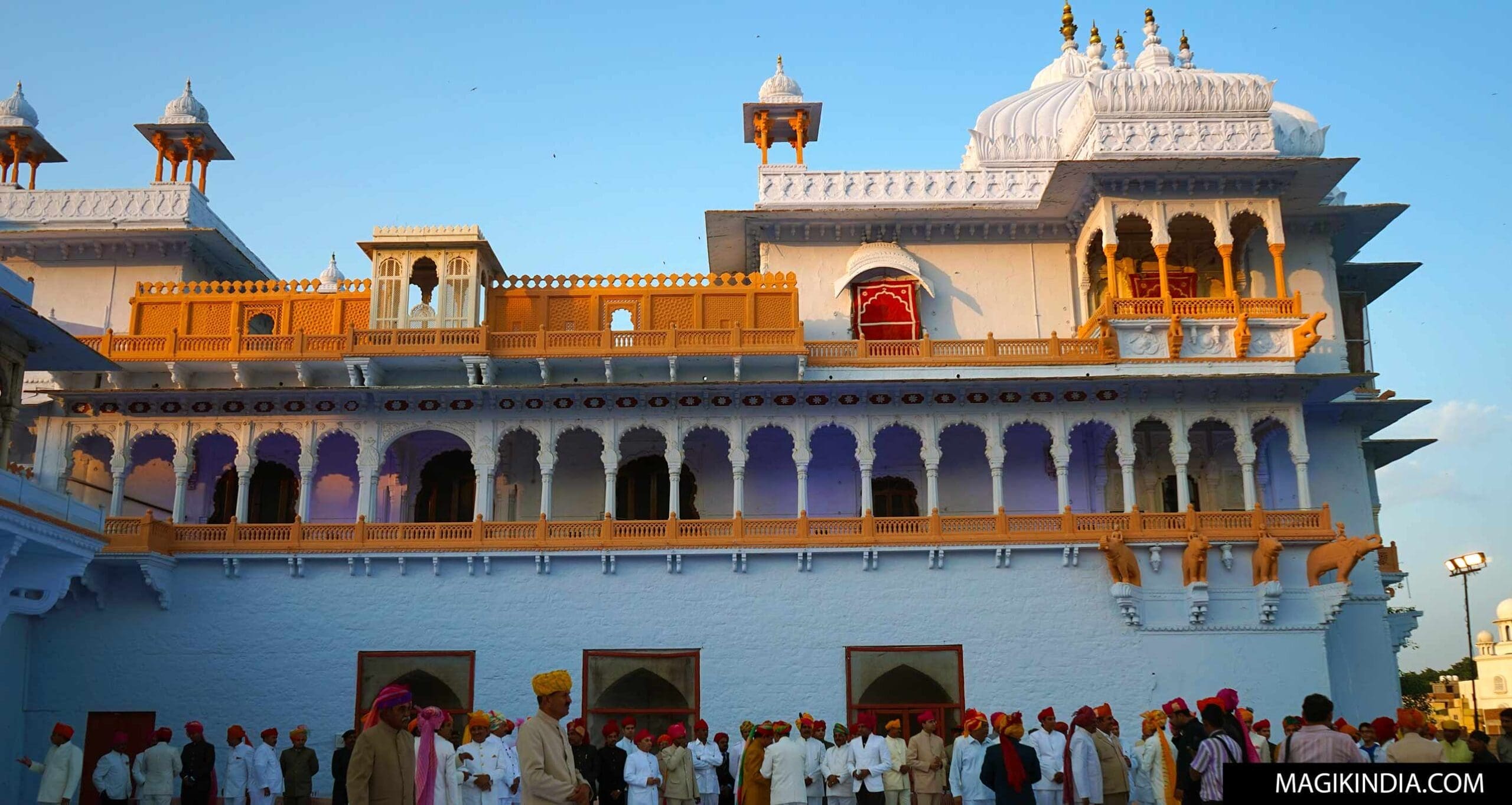découvrez bikaner, la cité rouge du rajasthan: forts majestueux, havelis ciselés, temple de karni mata et dunes du thar. histoire et saveurs locales.
