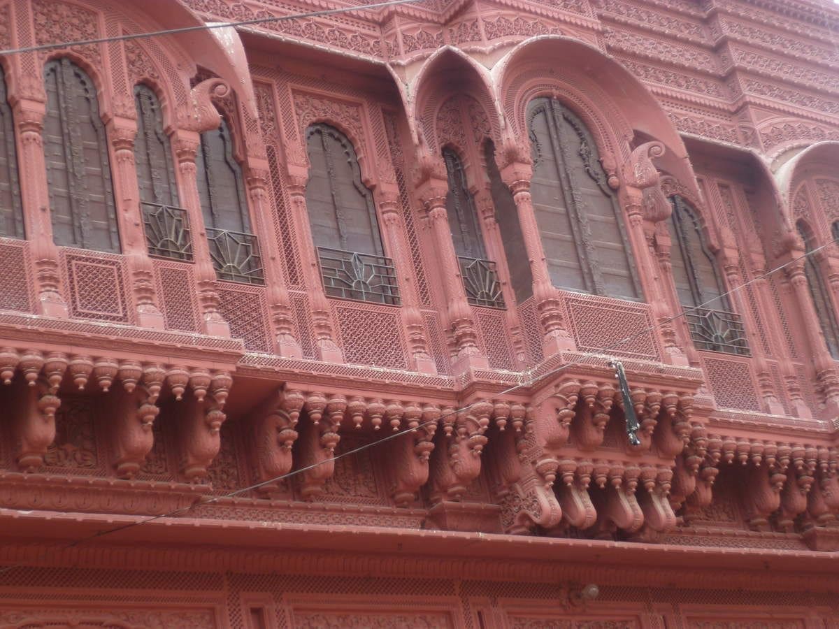 découvrez bikaner, la cité rouge du rajasthan: fort de junagarh, havelis ciselées, temple jaïn, safaris à dos de chameau et saveurs du désert du thar.
