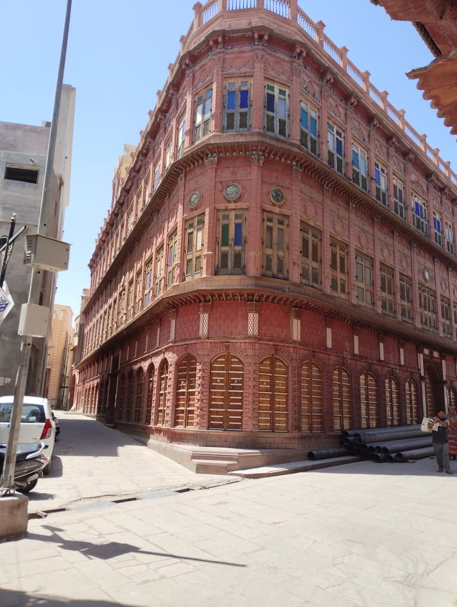découvrez bikaner, la cité rouge du rajasthan: forts imposants, havelis sculptés, temples, dunes du thar et cuisine épicée. guide voyage, histoire et conseils.