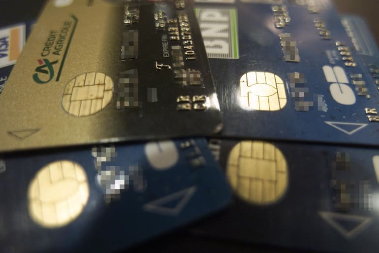 découvrez pourquoi les frais bancaires augmentent en 2024, comment ces hausses impactent vos comptes et nos conseils pour limiter vos dépenses bancaires.