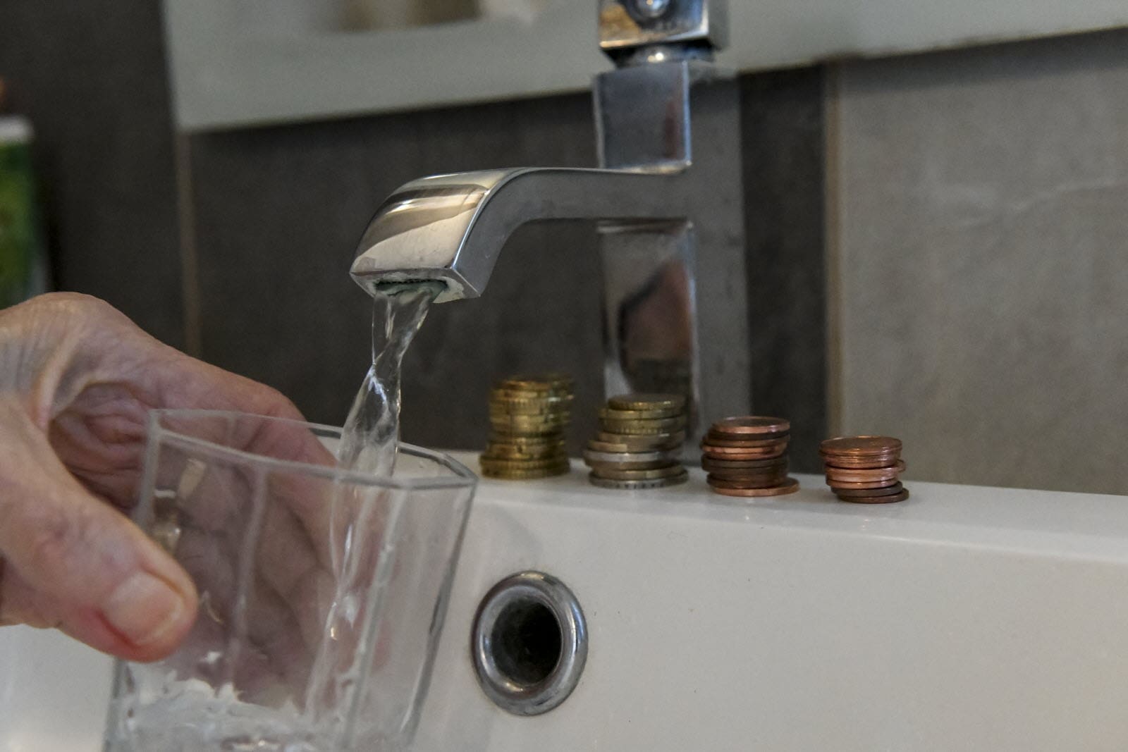à rumilly, la hausse des tarifs de l'eau suscite de vives contestations et crée des tensions au sein de la communauté locale.