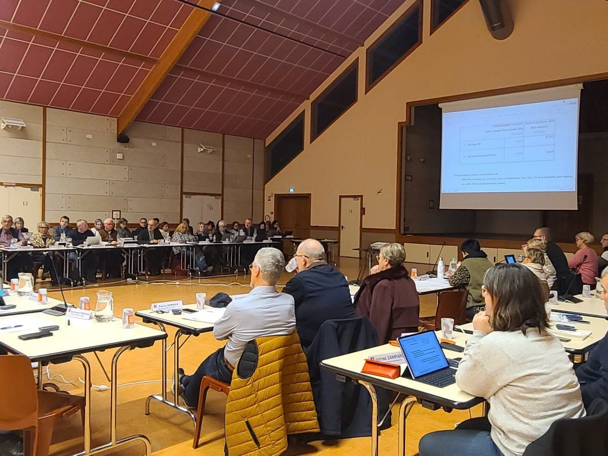 Rumilly : hausse contestée des tarifs de l&rsquo;eau et tensions grandissantes au sein de la communauté de communes