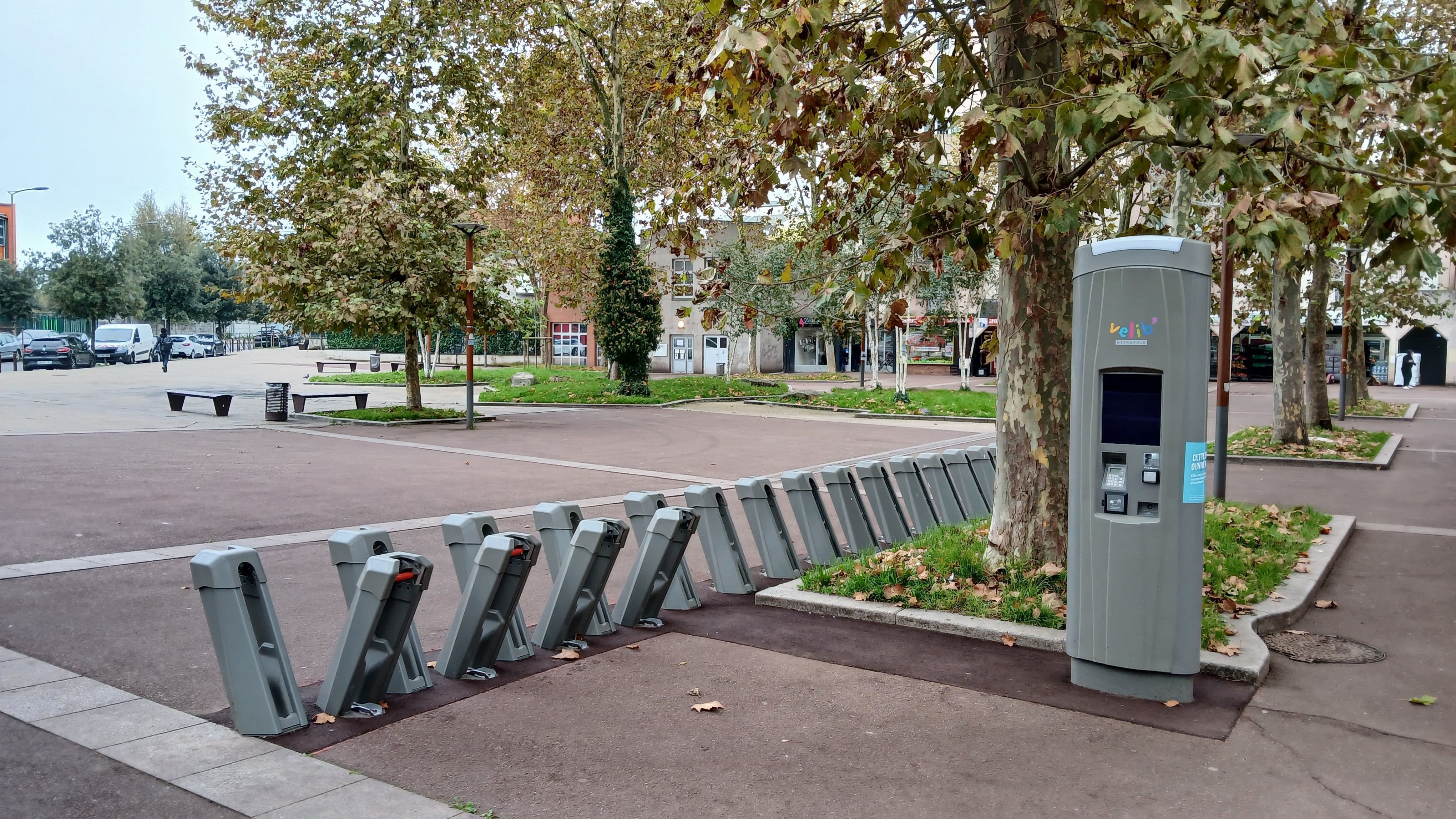 découvrez comment la hausse des prix impacte les abonnements vélib', entraînant un déclin significatif chez les utilisateurs.