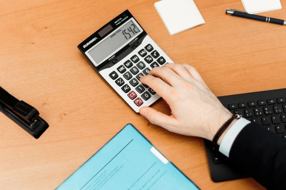 découvrez comment contester efficacement la hausse des tarifs de votre mutuelle santé et protéger votre budget grâce à nos conseils pratiques.