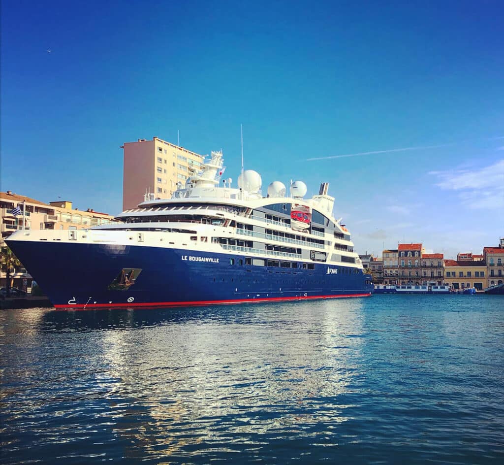 découvrez pourquoi cette année est une étape clé pour les croisières, avec des innovations, des destinations inédites et des expériences inoubliables à bord.