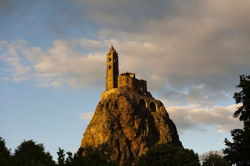 À la découverte du Rocher Saint-Michel d’Aiguilhe : un joyau secret et sa chapelle perchée en France