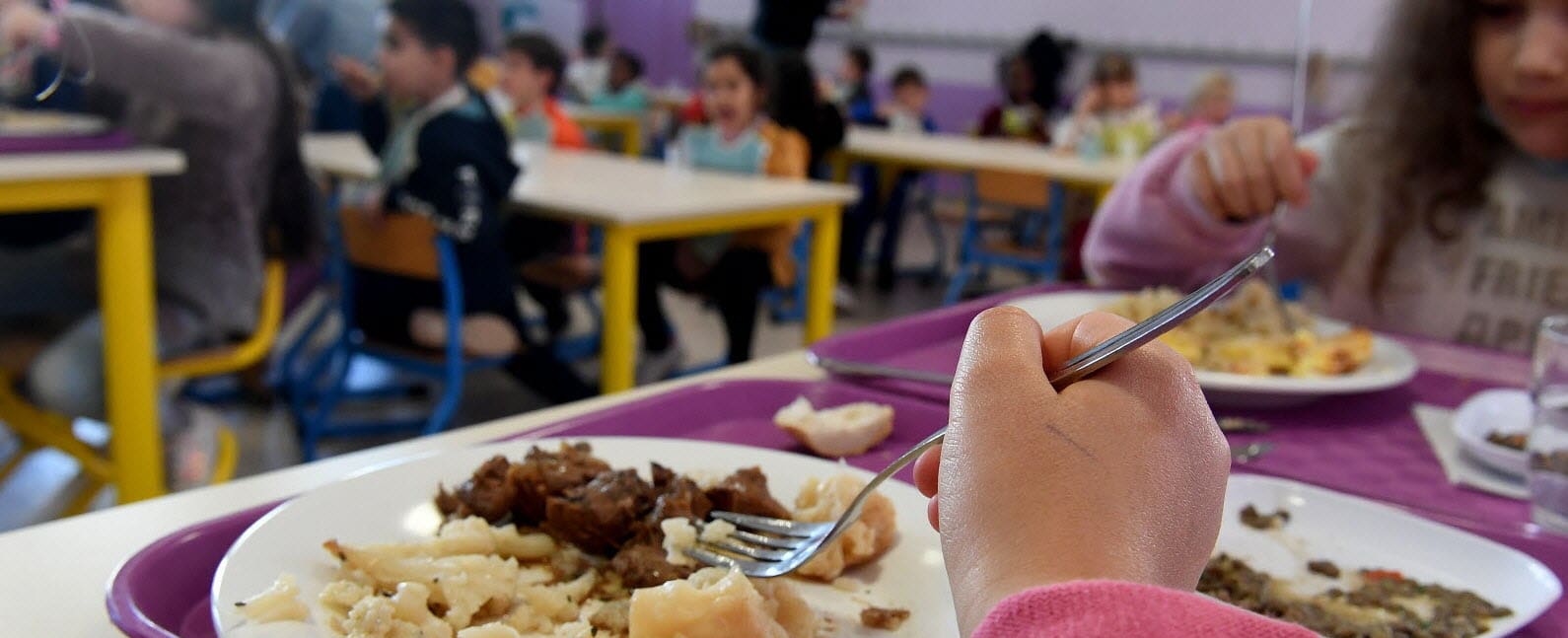 À Orléans, l&rsquo;augmentation des tarifs de la cantine scolaire suscite l&rsquo;indignation de l&rsquo;opposition : une question de justice ?