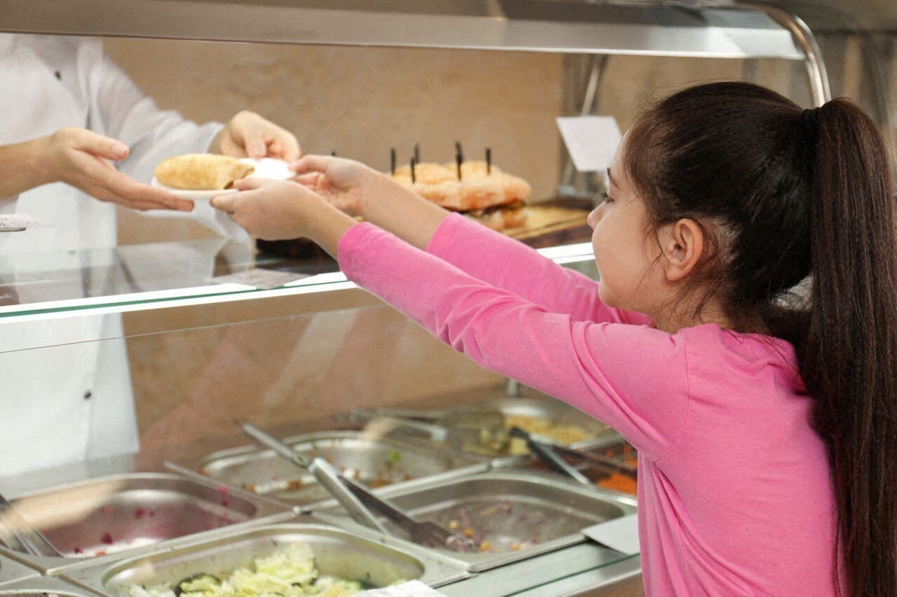 À Châteaubriant, la cantine scolaire : pourquoi un tarif unique ne garantit pas l&rsquo;équité des prix