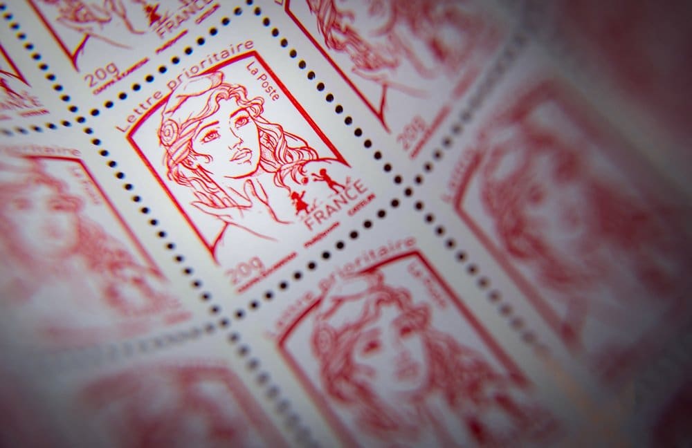 Le timbre passe à 1,67 € en 2027 : ce que cache la hausse inquiétante des tarifs postaux