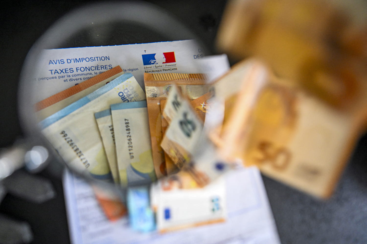 Qui paye la taxe foncière : règles pour propriétaire, locataire et vendeur